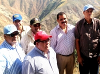 El senador Adriano Sánchez Roa y el administrador de EGEHID, Demetrio Lluberes durante el recorrido. Figuran Abigail Soto y otros miembros de esa entidad. 
