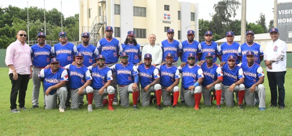 El equipo Nacional de mayores de softbol masculino, que va a la primera fase en el Grupo-A, del Mundial de Softbol organizado por la WBSC y que será del 12 al 16 en Hermosillo/México. Figuran en la imagen Fabio de León Sánchez, (izquierda), Garibaldy Bautista (centro) y Prospero David Ortiz Heredia (derecha).