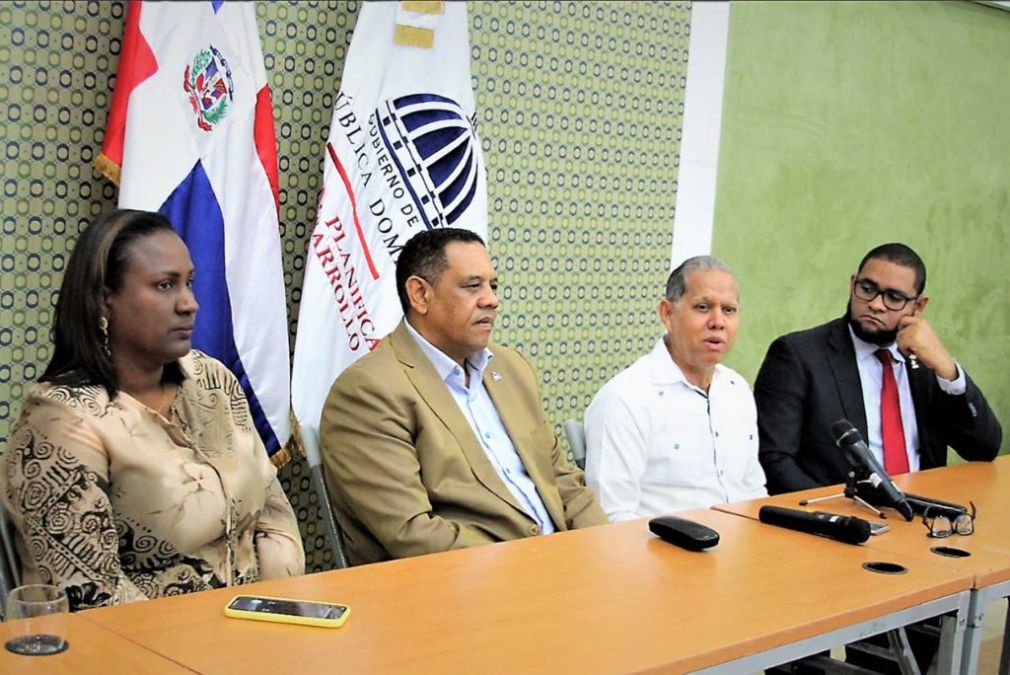 La alcaldesa Luz María Mercedes, los viceministros Yamel Valera y Domingo Matías, y el alcalde Leo Francis Zorrilla.