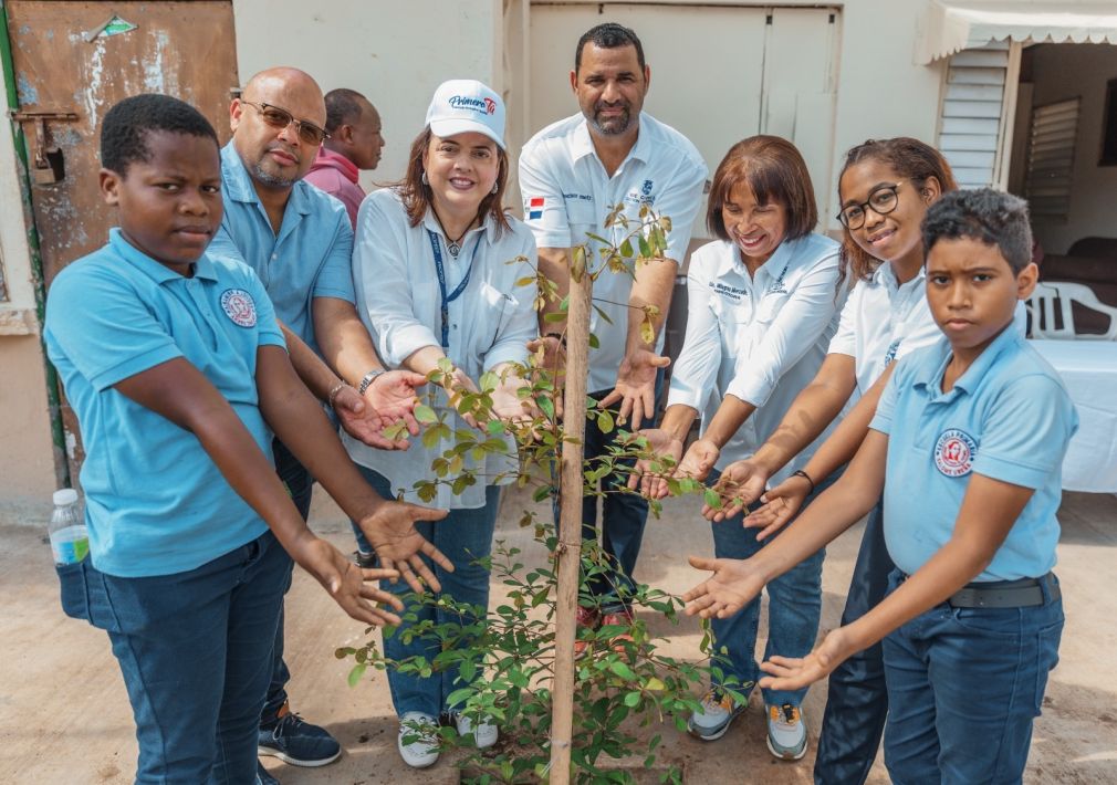 Durante la siembra participaron niños de dos centros educativos de la zona.