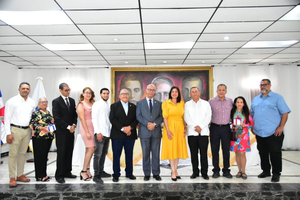 La foto presenta a la alcaldesa de Salcedo Mercedes Ortiz junto a varios de los ex síndicos y familiares de otros que han fallecido. Foto Roberto Blanco.