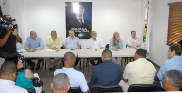 Hipólito se reune con 63 de 80 directores de distritos municipales del PRD
