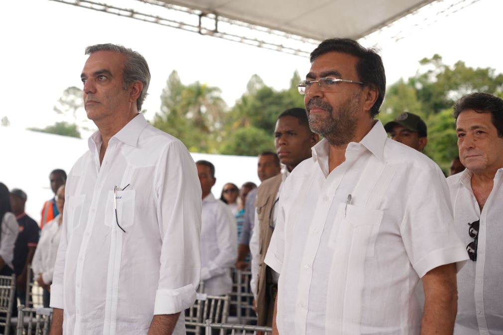 Presidente Luis Abinader junto al director del Indrhi, Olmedo Caba Romano.
