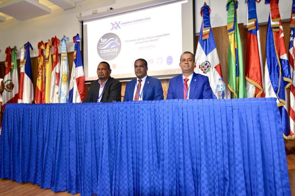 Miembros de la mesa principal, el vicerrector de Investigación y Postgrado, maestro Radhamés Silverio, el vicedecano de Ciencias, maestro Franklin Susana; el director de Cibima, maestro Frank Richardson y el maestro Cecilio Díaz Carela de la Escuela de Biología de la UASD.