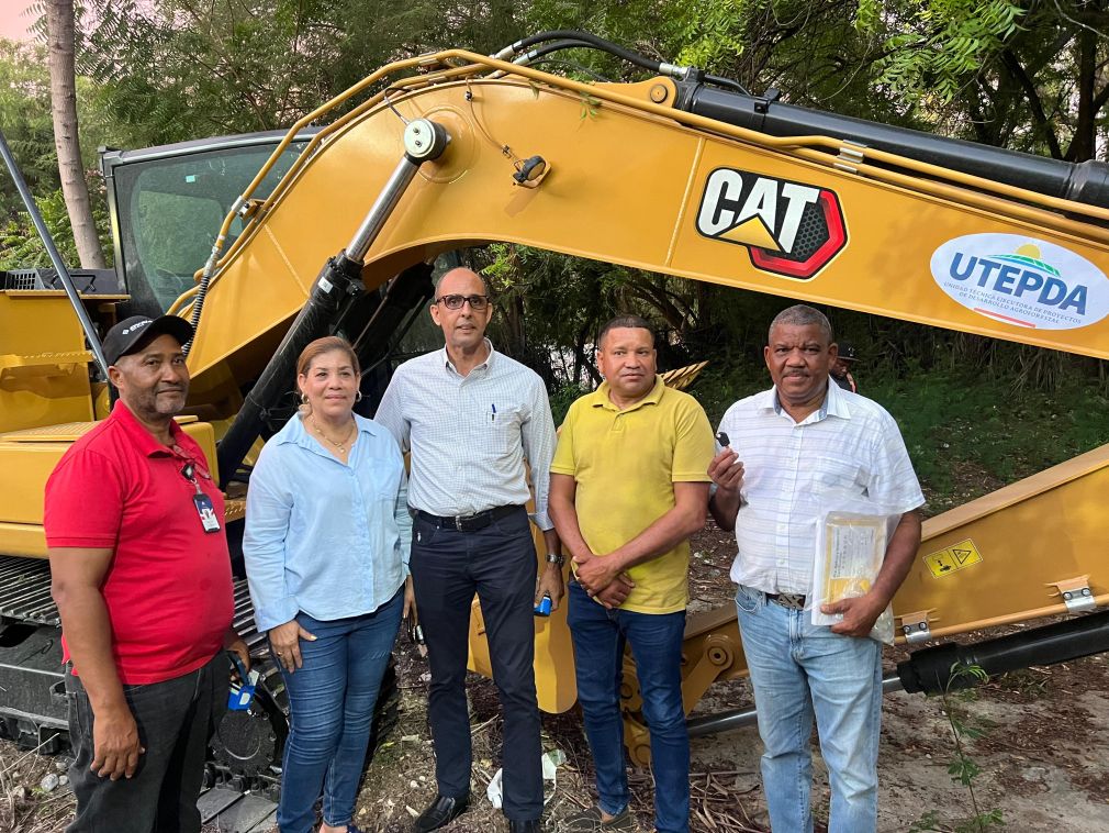 El director ejecutivo de Utepda, Frank Alejandro Herasme Soto, dispuso el envío urgente de los equipos al municipio de Los Ríos para acelerar la rehabilitación de caminos vecinales y garantizar el acceso de las comunidades afectadas.