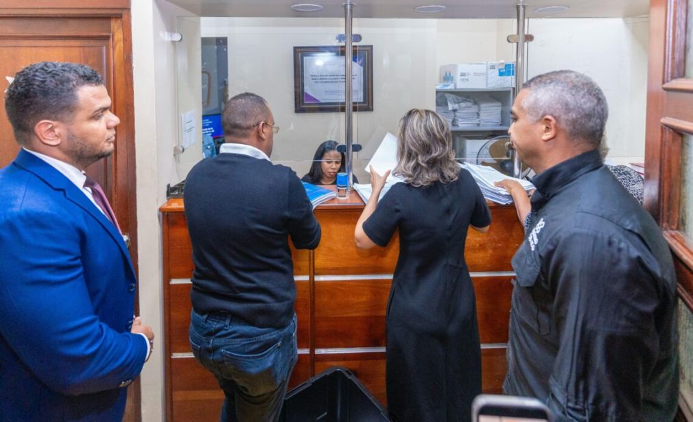 Fiscal Rosalba Ramos deposita el expediente donde solicita se de inicio a un juicio contra Antonio y Maribel Espaillat.