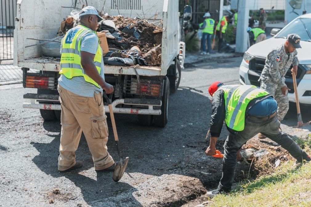 Las brigadas de las diferentes direcciones del cabildo realizan limpieza de aceras, calles y avenidas para evitar la obstrucción de los filtrantes durante las lluvias.