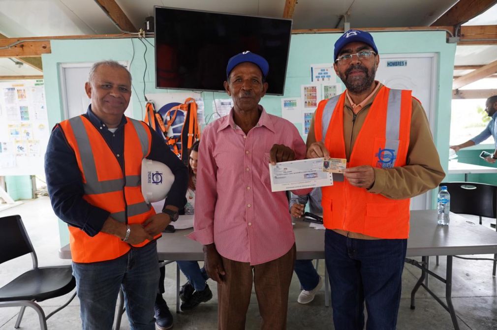 Olmedo Caba Romano, director ejecutivo del Indrhi, durante la entrega de cheques.