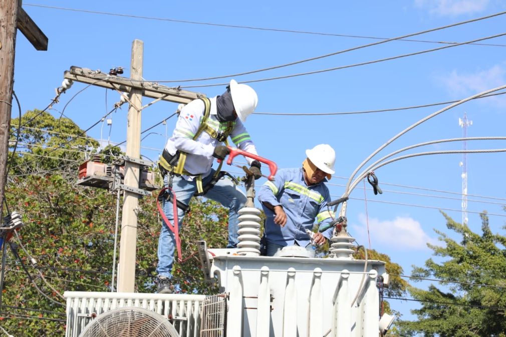 Trabajadores de Edeeste solucionando la avería.