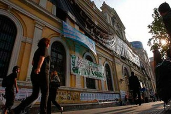 Estudiantes chilenos toman instalaciones de la Universidad de Chile.. 