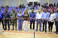 Autoridades de la provincia Valverde acompañan al ministro de Deportes durante inauguración de la obra.