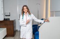 La oncóloga cirujana Mirna Santiago, aboga para que los pacientes con cáncer tengan orientación continua antes, durante y después de haber padecido la enfermedad.