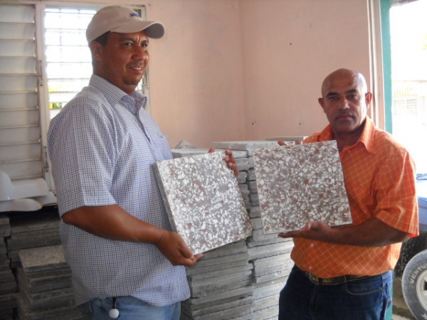 Empresa dona materiales para la construcción de iglesia en barrio de Barahona