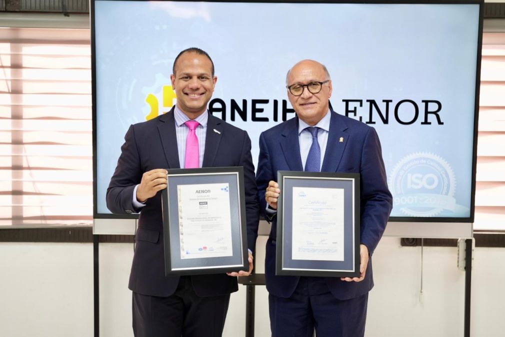 Ariel Espejo, director general de AENOR entrega certificaciones a Angelo Viro.