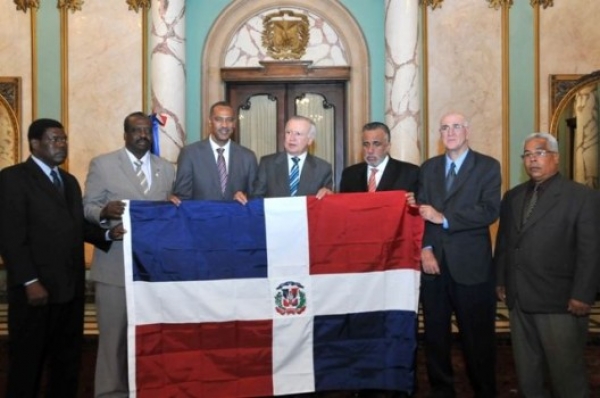 El vicepresidente entrega la bandera dominicana que ondeará en los Juegos Olímpicos de Londres.