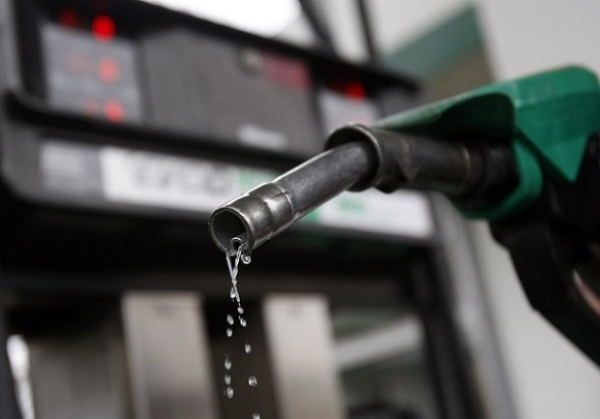 Alzas de entre dos pesos y 4.40 a los combustibles