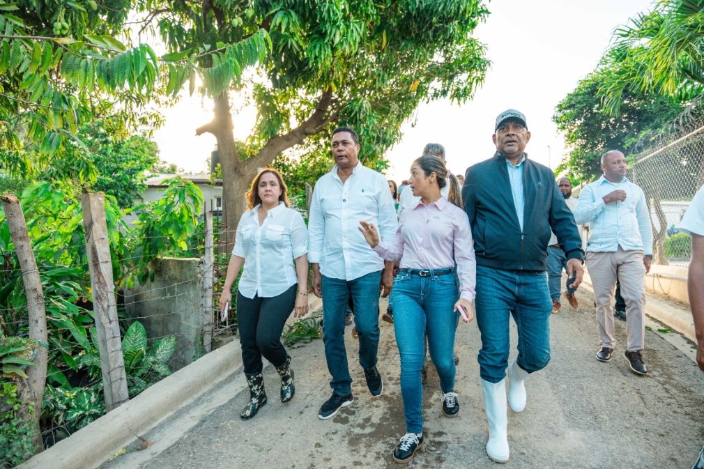  Víctor D’Aza supervisa zonas afectadas en la provincia Valverde junto a autoridades municipales.