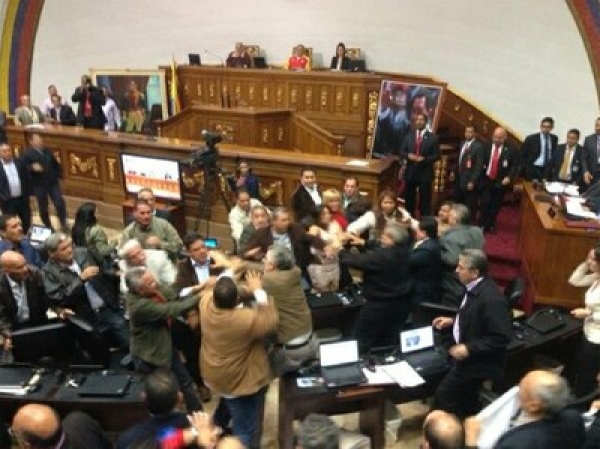 Una trifulca entre los diputados de la Asamblea Nacional de Venezuela, se generó por parlamentarios de la oposición, por lo que se puso fin a la sesión que discutía diversos créditos adicionales, entre otros temas. El diputado por el Partido Socialista Unido de Venezuela (Psuv) y jefe de fracción, Pedro Carreño, denunció que diputados opositores agredieron a “varios” diputados de la revolución en el Palacio Federal Legislativo. teleSUR 