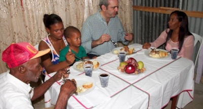 Luís Abinader comparte cena con familia humilde en Arroyo Cano, San Juan: 