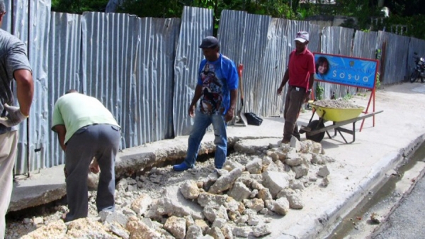 Obreros eliminan parte deteriorada para hacer nuevas aceras en Sosúa.