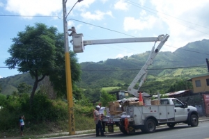 Empresa electrica coloca lámparas en la entrada de Ocoa