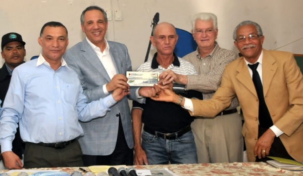 Presidencia entrega recursos a productores de mango de Baní