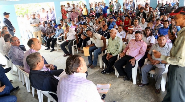 Presidente Danilo Medina dispone construcción de obras y otorga financiamientos a productores:  