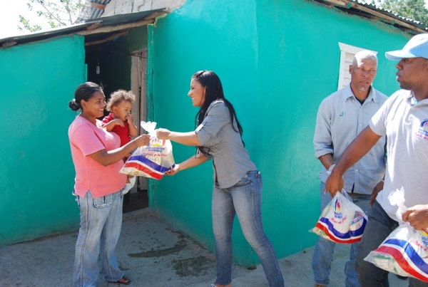 Imparten alimentos