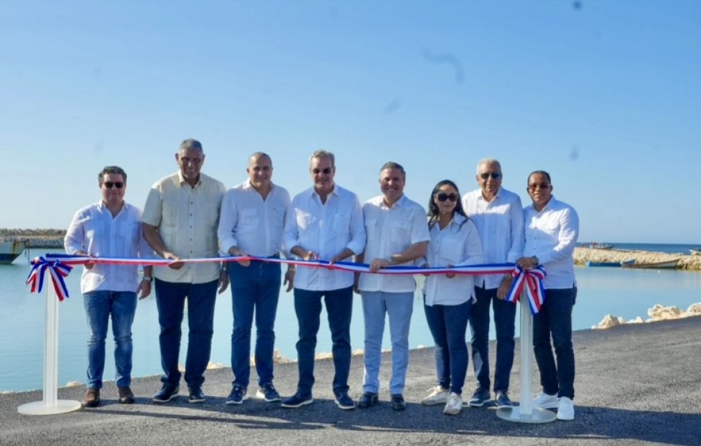 El presidente Luis Abinader inauguró los muelles pesqueros de Río San Juan y Cabrera.
