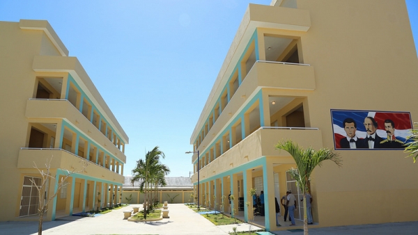 Presidente Medina entrega una escuela en Los Frailes I: 