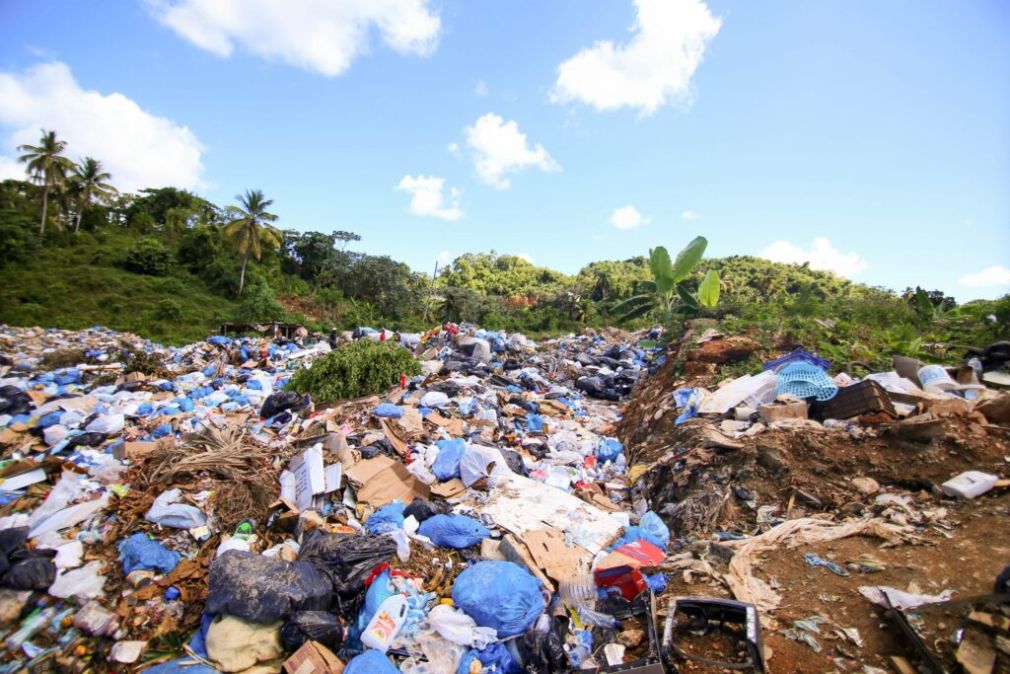 Gremios turísticos respaldan decisión del presidente Abinader de revisar el Proyecto de Ley de Residuos Sólidos.