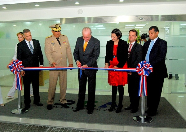 Camilo corta la cinta para dejar inauguradas las oficinas