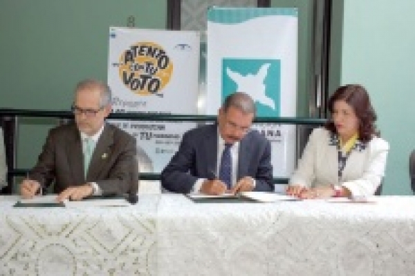 Danilo firma  protocolo de transparencia; ofrece su apoyo para observación del proceso 