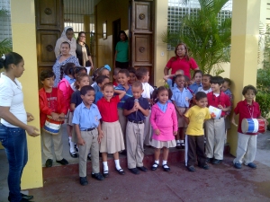 Niños y ninas de la Escuela Nuestra Señora del Carmen, cantan con ritmos dominicanos para celebrar el Mes de la Patria.
