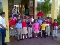 Niños y ninas de la Escuela Nuestra Señora del Carmen, cantan con ritmos dominicanos para celebrar el Mes de la Patria.