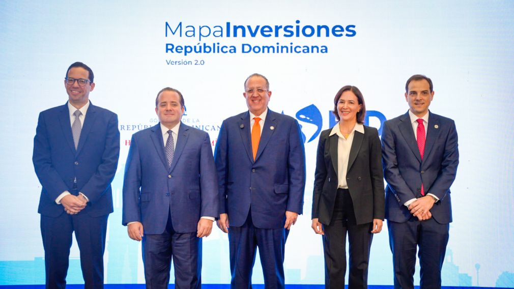 Sigmund Freund, ministro de Administración Pública; José Ignacio Paliza, ministro de la Presidencia; Magín Díaz, ministro de Hacienda y Economía; Nathalie Alvarado, representante del BID en República Dominicana y Martin Francos, viceministro de Planificación e Inversión Pública.