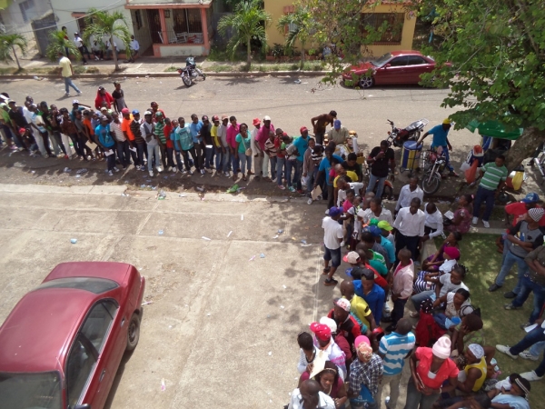 Haitianos protagonizan incidentes en oficina regularización en Cotuí: