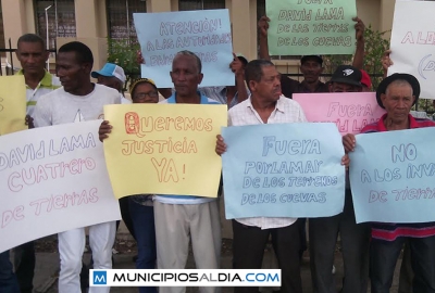 Parte de los campesinos supuestamente engañados por empresarios venezolanos para apropiarse de una mina de yeso en Salinas, Barahona. 