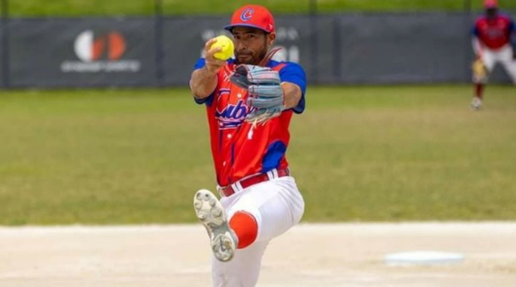 Rafael Guerra cerró el partido por el equipo de Cuba para asegurar el triunfo frente al seleccionado dominicano. (Fuente: WBSC-Softbol).