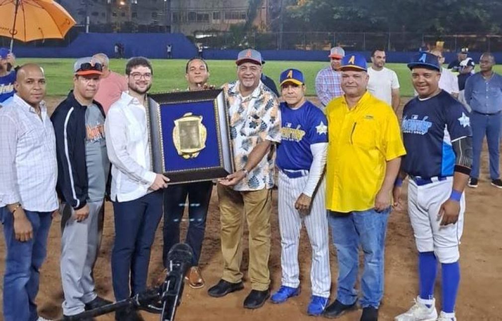 La directiva de la liga Adovenprofar, encabezada por su presidente, Johnny De Los Santos reconoce a Ernesto Martínez, presidente de la liga Farmacia los Hidalgos, en la persona de su hijo Juan Manuel Martínez, quien lo representó en la apertura del torneo de los farmacéuticos.