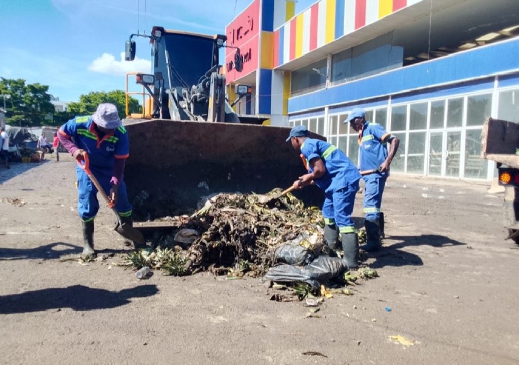 Alcaldía del Distrito Nacional realiza operativo de limpieza en mercado de Villas Agrícolas.