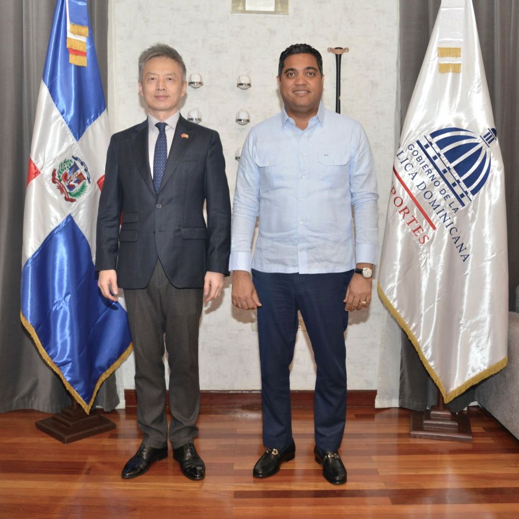 El encuentro coincide con el séptimo año del establecimiento de relaciones diplomáticas entre el país caribeño y el gigante asiático que se cumple este 1ro de mayo.