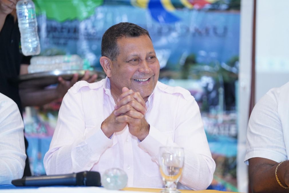 El presidente de Fedomu, Nelson Núñez, agradeció la entrega de camiones a municipios y distritos municipales turísticos con mayor impacto de sargazo.