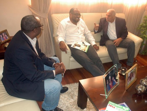 Jaime David Fernández Mirabal junto al presidente de la Federación Haitiana de Atletismo, Alan Jean Pierre, y el presidente de la Federación Dominicana de Asociaciones de Atletismo, Gerardo Suero Correa.