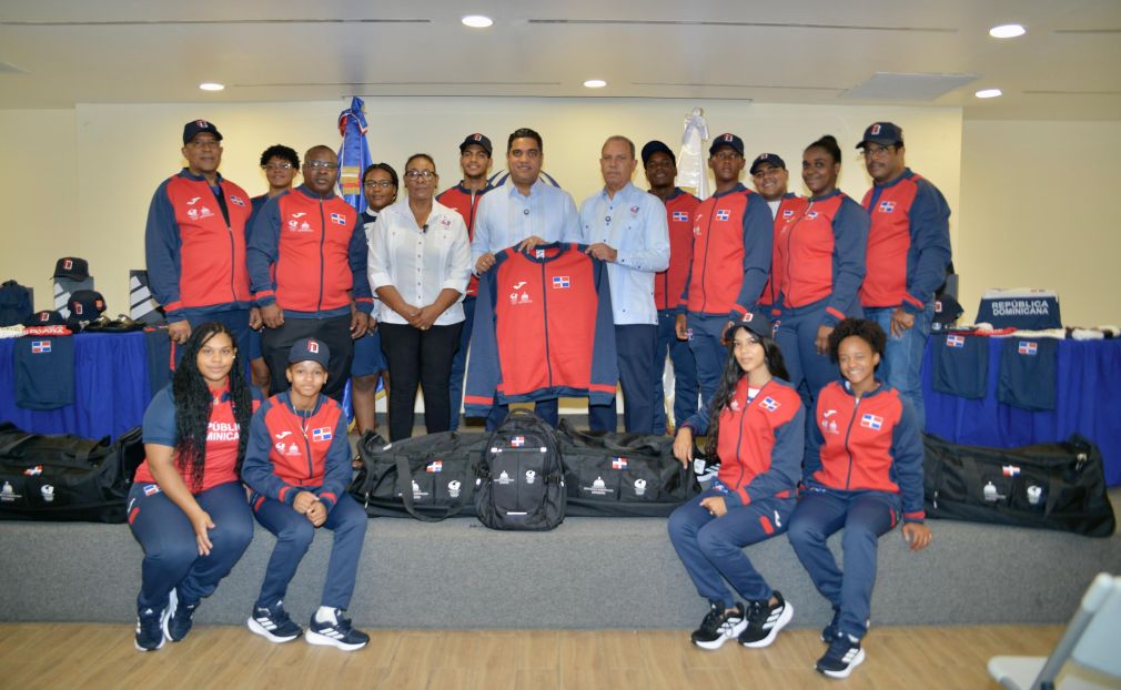 El ministro de Deportes, Kelvin Cruz, al momento de hacer formal entrega de la indumentaria a Garibaldy Bautista, Dulce María Piña y a varios de los atletas que participarán en los Juegos Panamericanos Junior.