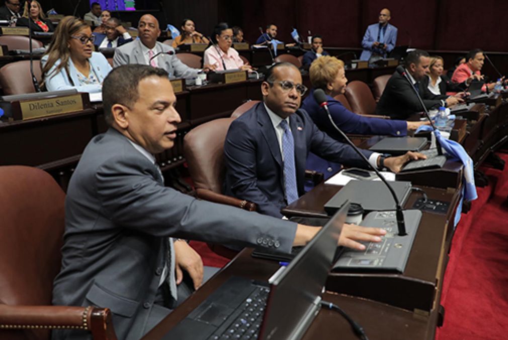 En total los diputados y diputadas modificaron 32 artículos, 24 en la Comisión y 8 en el pleno.