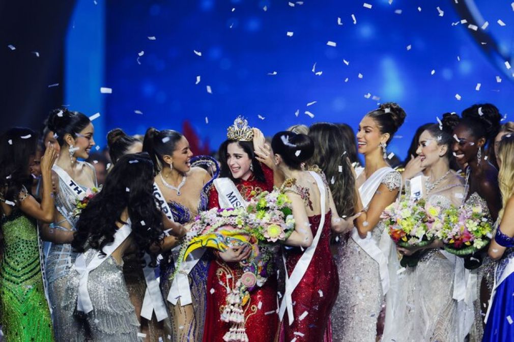 Fátima Bosch mientras es felicitada tras su coronación en Miss Universo.
