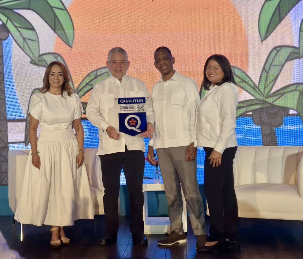 De izquierda a derecha Aguie Lendor, vicepresidenta Asonahores; viceministro MITUR Roberto Hendriquez; David Castillo, director Operaciones LCB y Johanny Ventura, directora de Gestión de Calidad.
