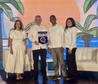 De izquierda a derecha Aguie Lendor, vicepresidenta Asonahores; viceministro MITUR Roberto Hendriquez; David Castillo, director Operaciones LCB y Johanny Ventura, directora de Gestión de Calidad.