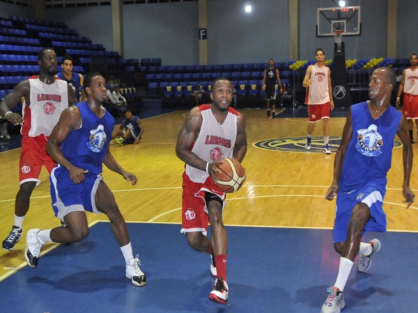 Leones vencen a Titanes en fogueo de la Liga Nacional de Baloncesto
